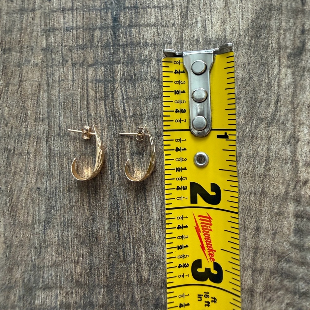 14 K Gold Textured Hoop Earrings 
.88 grams - Picture 3 of 5